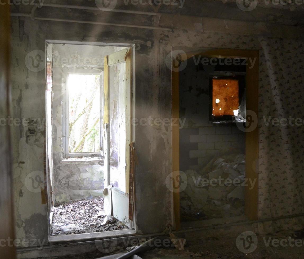 verlassenes Haus mit Sonnenlicht foto