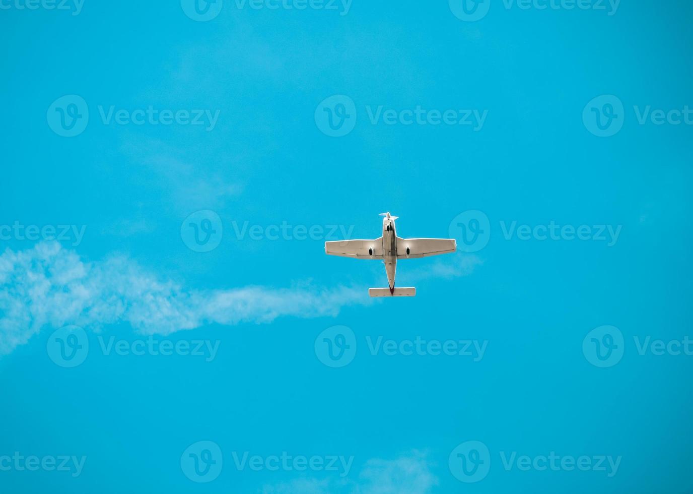 Propellerflugzeug im wolkenlosen blauen Himmel foto