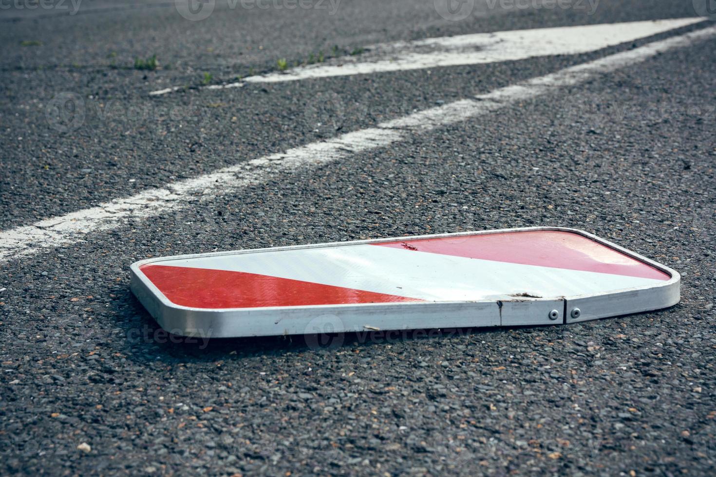 beschädigter verbogener Reflektor oder Chevron von einem Auto foto