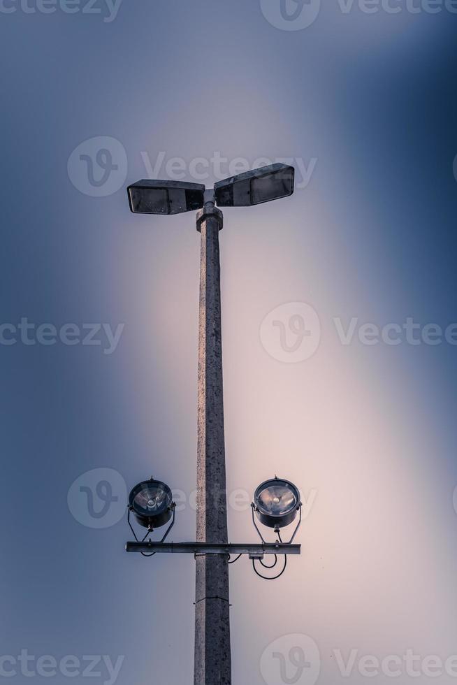 eine Straßenlaterne mit Blick von unten foto