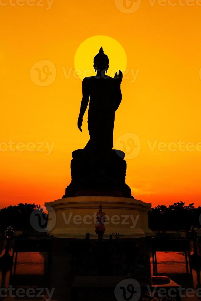 Buddha-Statue im Sonnenuntergang foto