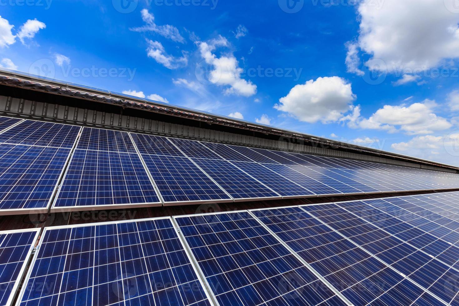 Solarzelle auf dem Dach gegen blauen sonnigen Himmel foto