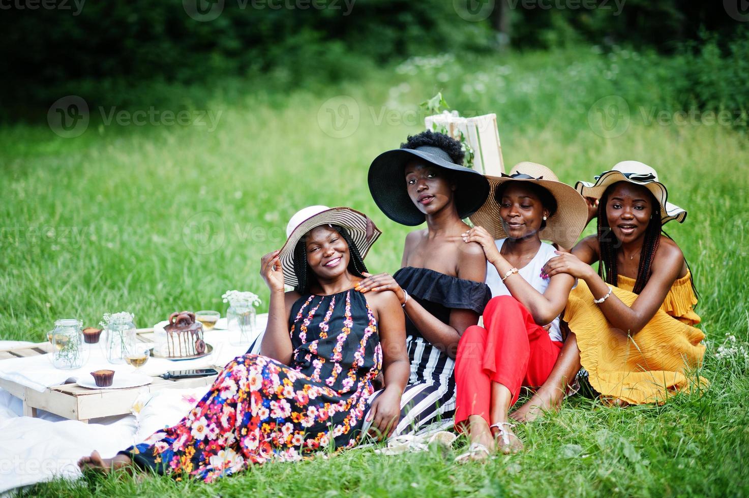 gruppe afroamerikanischer mädchen, die geburtstagsfeier im freien mit dekor feiern. foto