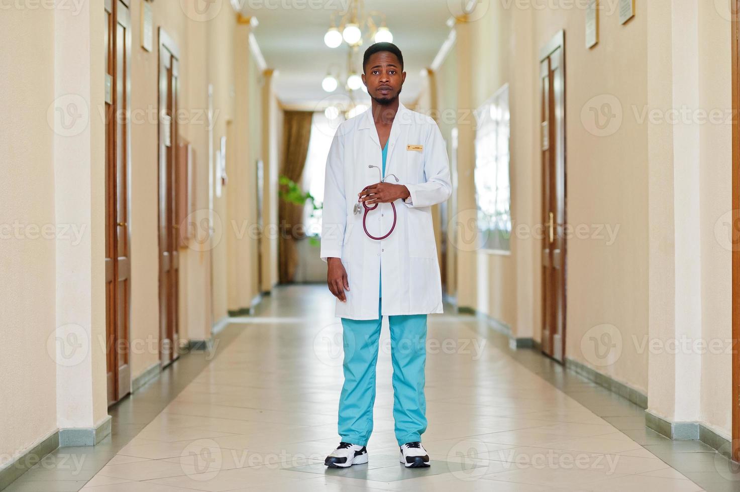 professioneller afrikanischer männlicher arzt im krankenhaus. medizinisches gesundheitsgeschäft und arztdienst afrikas. foto