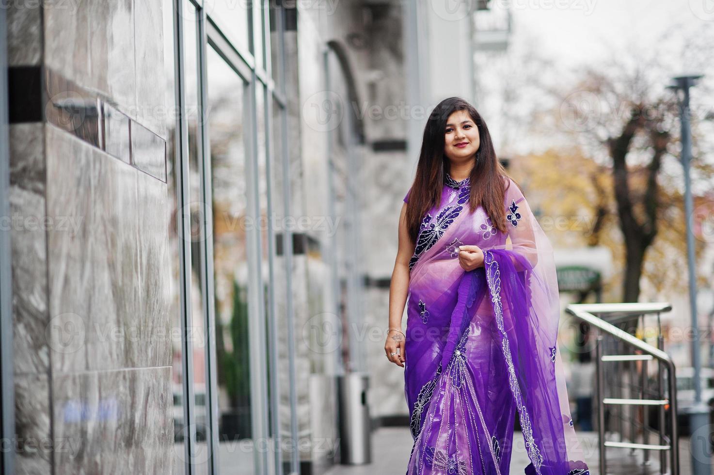 indisches hinduistisches Mädchen im traditionellen violetten Saree posierte auf der Straße. foto