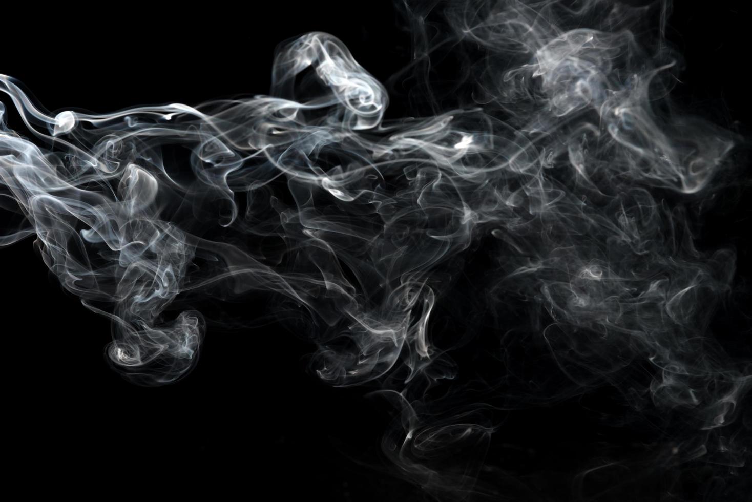 Rauch auf schwarzem Hintergrund isoliert foto