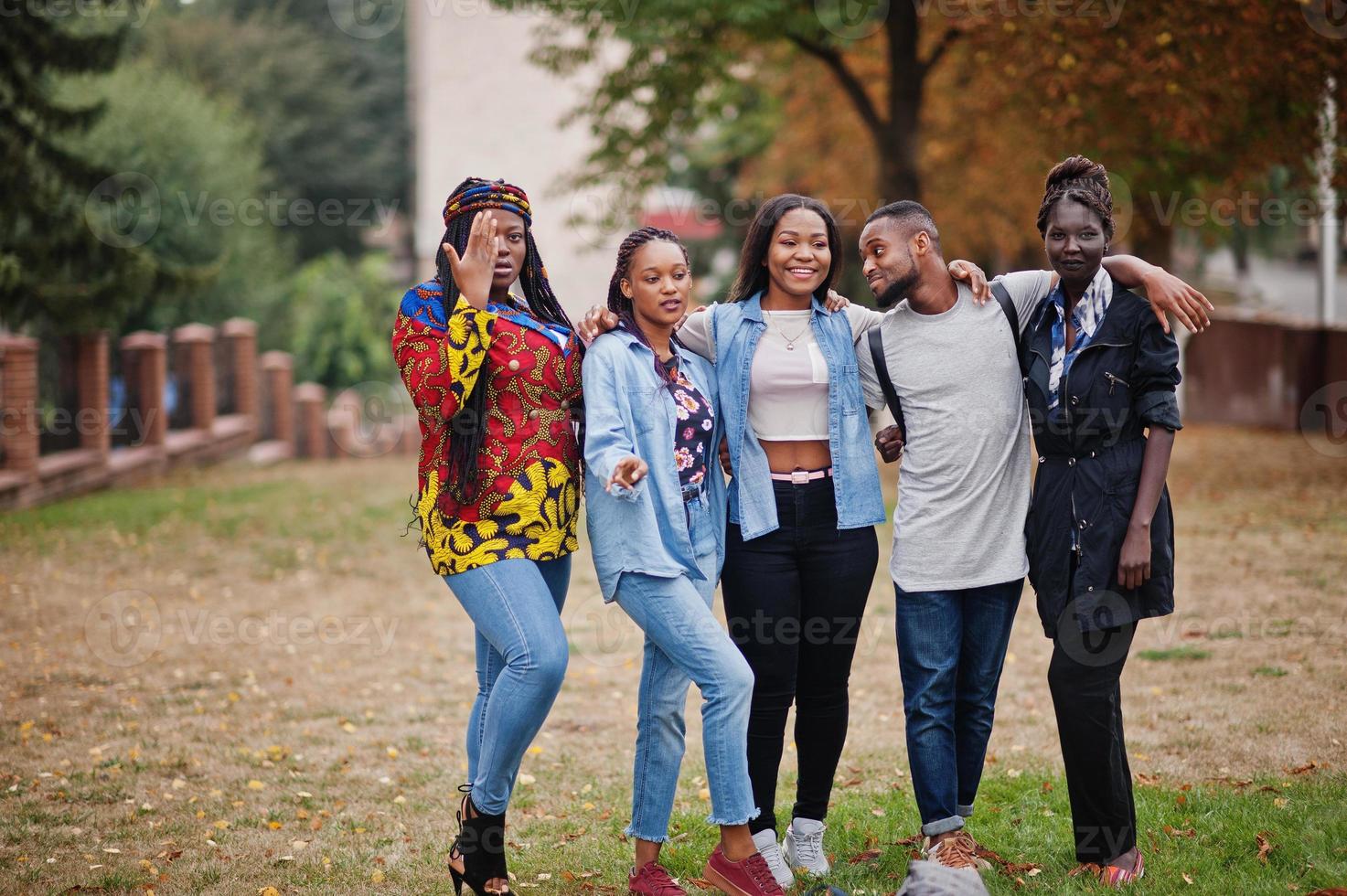 Reihe von afrikanischen College-Studenten der Gruppe fünf, die gemeinsam Zeit auf dem Campus des Universitätshofs verbringen. Schwarze Afro-Freunde studieren. Thema Bildung. foto