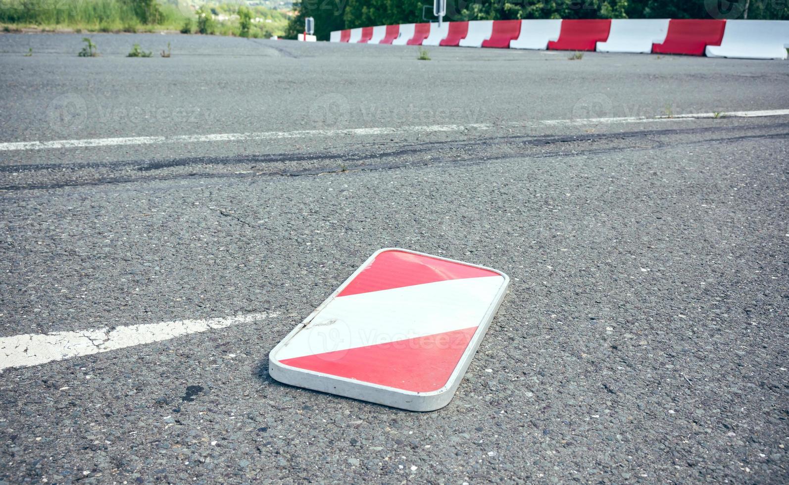 beschädigter verbogener Reflektor oder Chevron von einem Auto foto