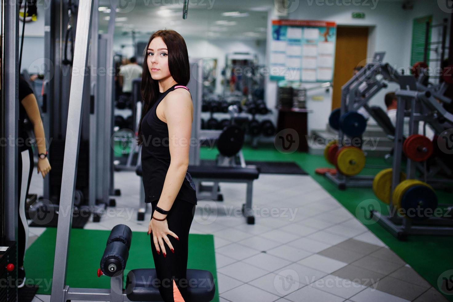 junge sportmädchen trainieren im fitnessstudio. Fitness-Frau macht Übungen. foto