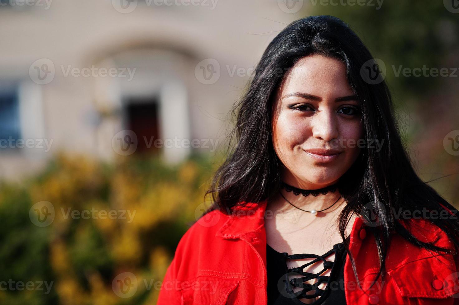 hübsches latino-modellmädchen aus ecuador wear auf schwarzer und roter jacke posierte auf der straße. foto