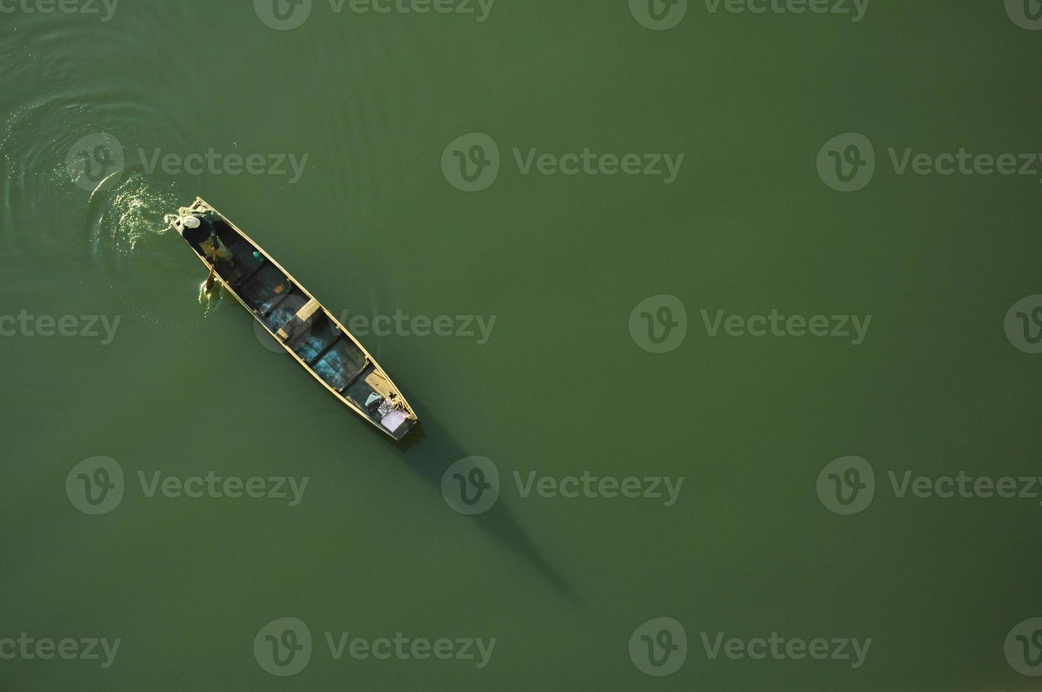 Boot auf dem grünen Fluss foto