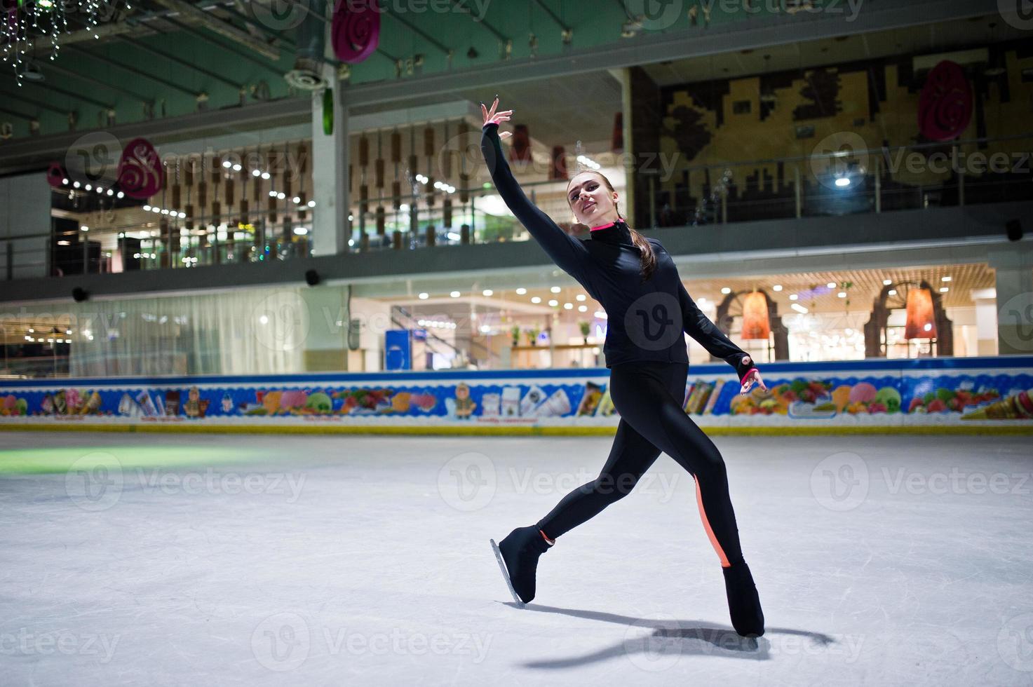 Eiskunstläuferin auf der Eisbahn. foto