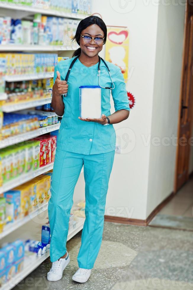 afroamerikanischer apotheker, der in der apotheke der krankenhausapotheke arbeitet. Afrikanisches Gesundheitswesen. foto