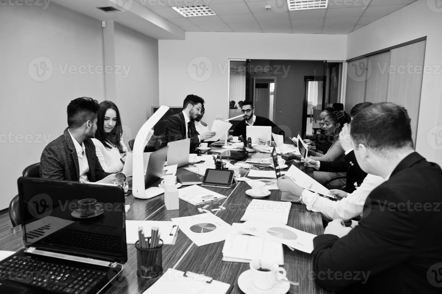 gemischtrassige junge kreative menschen im modernen büro. gruppe junger geschäftsleute arbeiten mit laptop, tablet zusammen. erfolgreiches Freelancer-Team im Coworking. foto