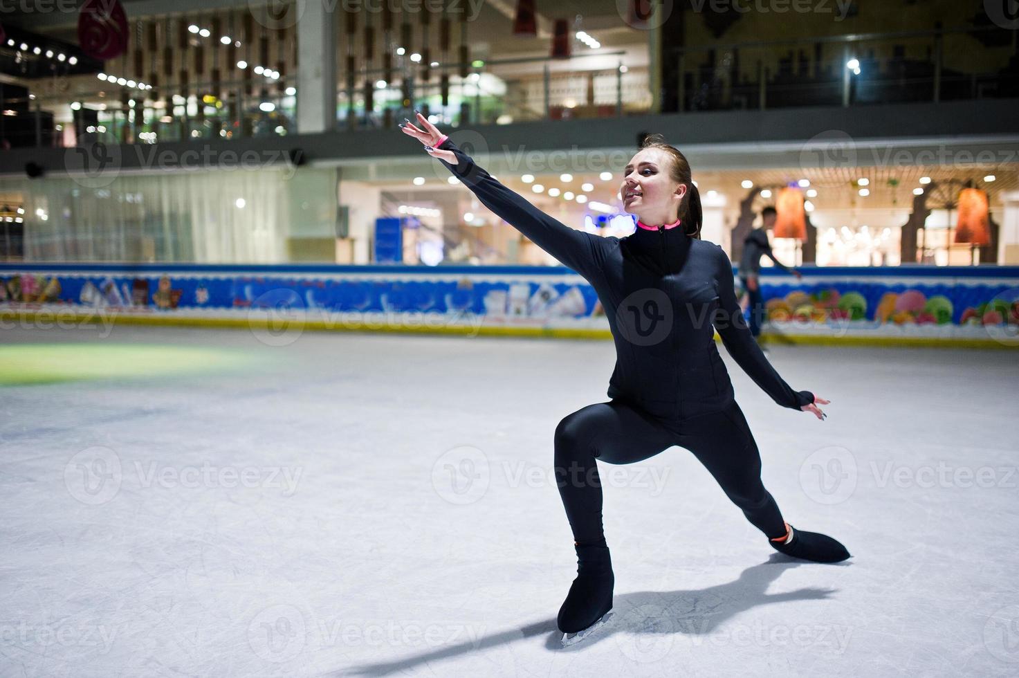 Eiskunstläuferin auf der Eisbahn. foto