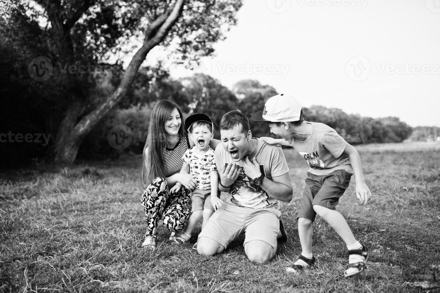 glückliche junge Familie foto