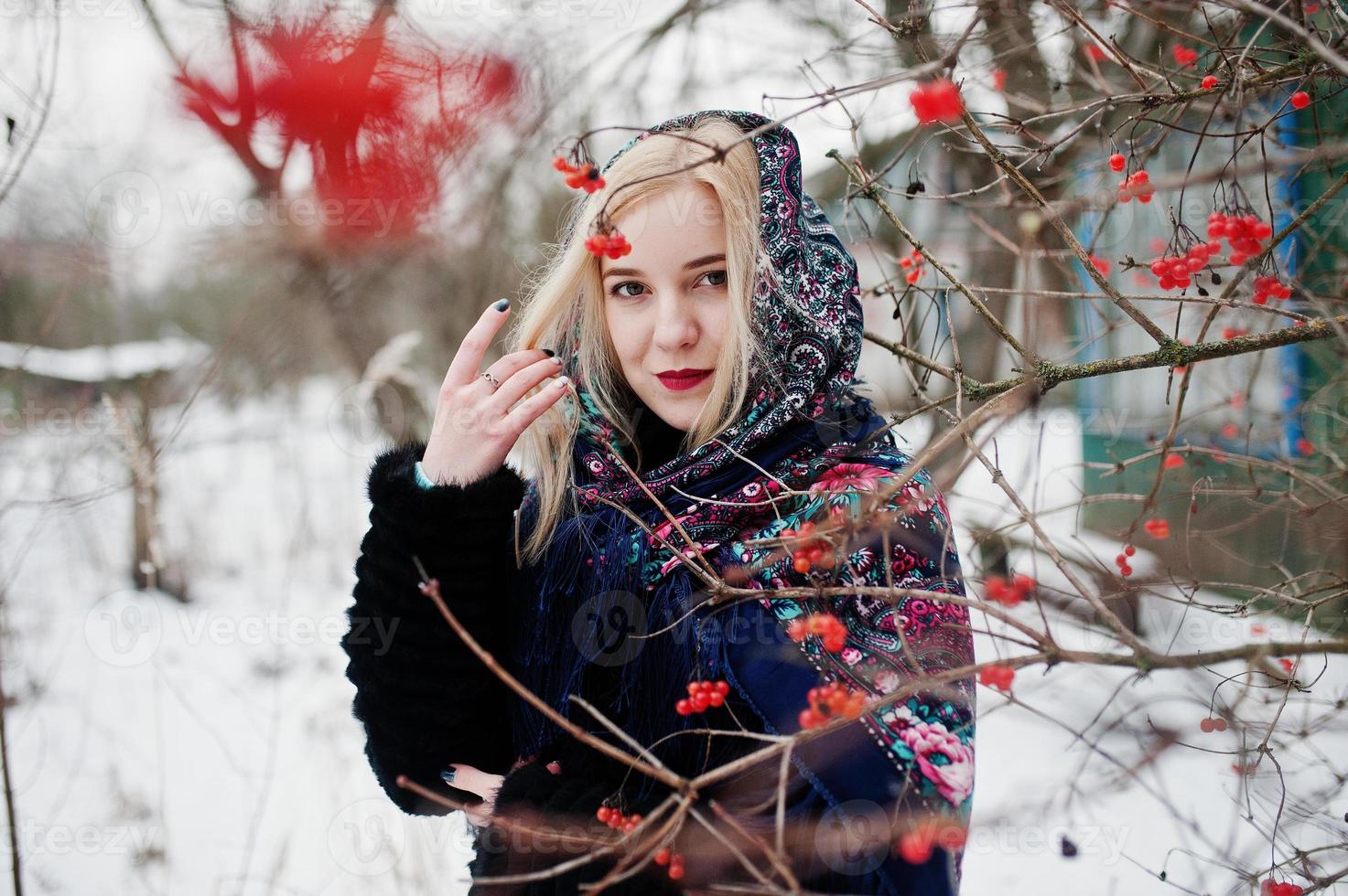 Blondes Mädchen mit handbesticktem Schal posierte am Wintertag. Damen Taschentuch. foto