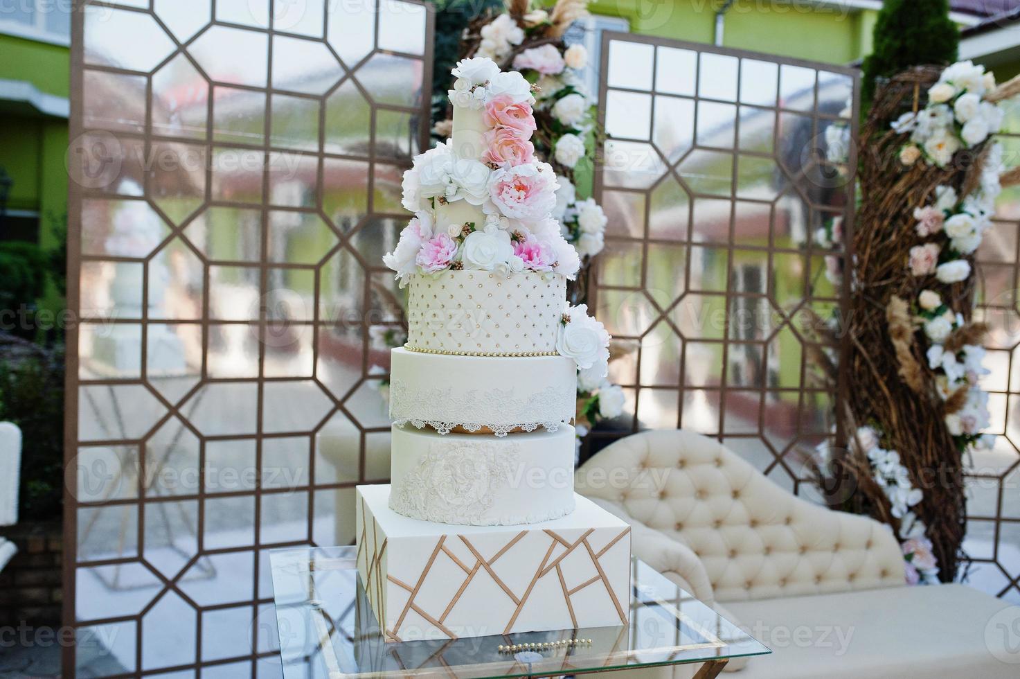 große erstaunliche Hochzeitstorte mit Blumen. foto