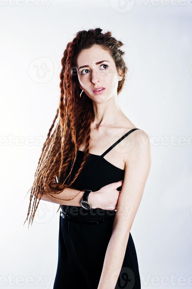 Studio-Shooting von Mädchen in Schwarz mit Dreads auf weißem Hintergrund. foto