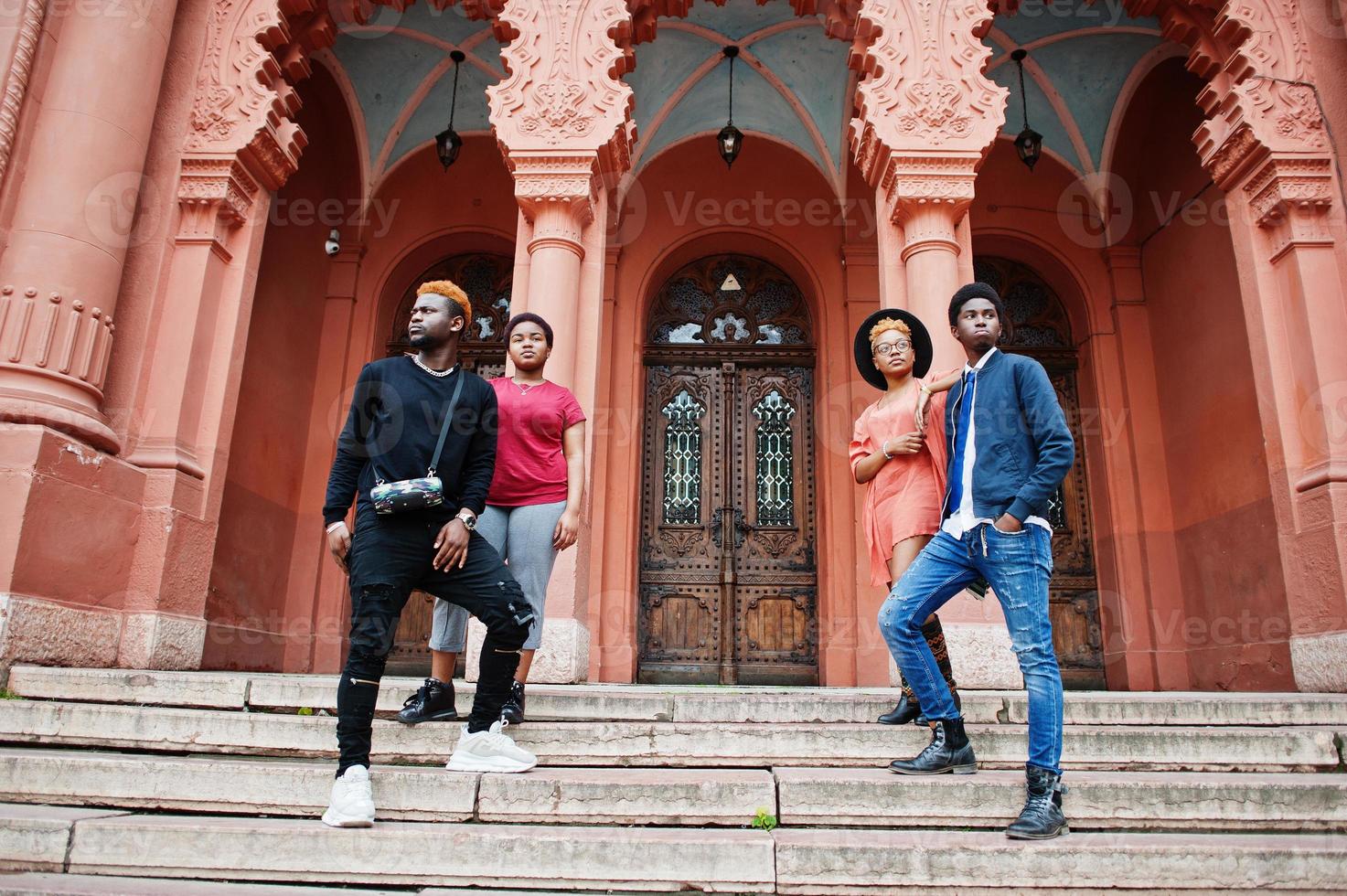 vier afrikanische freunde posierten im freien vor alter architektur. zwei schwarze Mädchen mit Jungs. foto