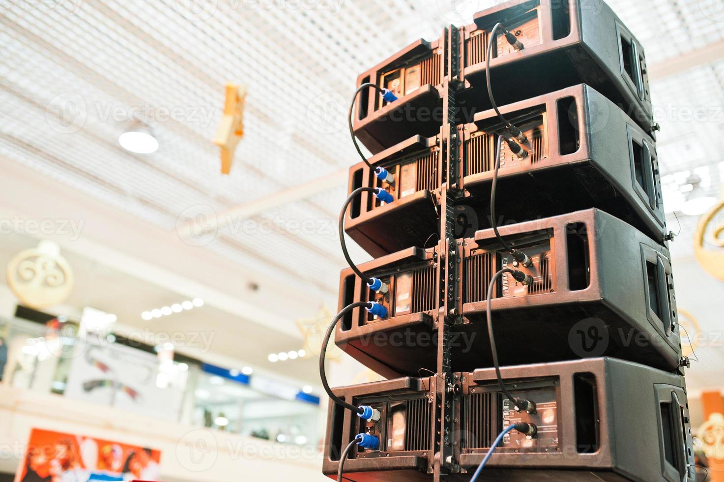 Rückseite der Lautsprecher und des Soundsystems in der Halle. foto