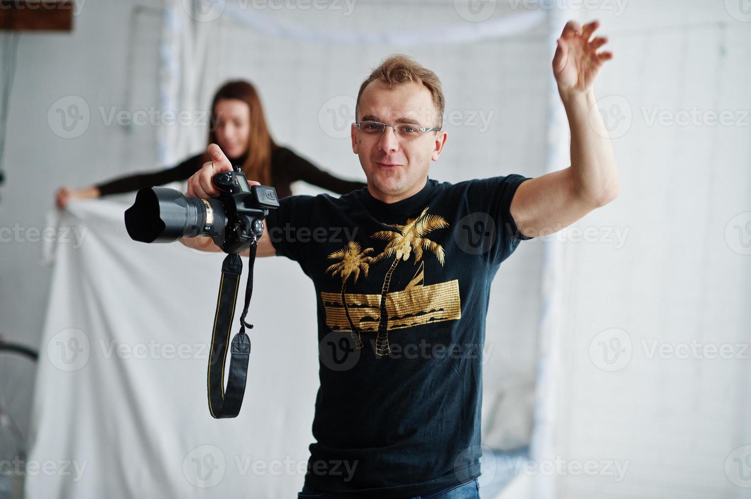 lustiger fotograf, der etwas mit dslr-kamera an den händen zeigt. foto