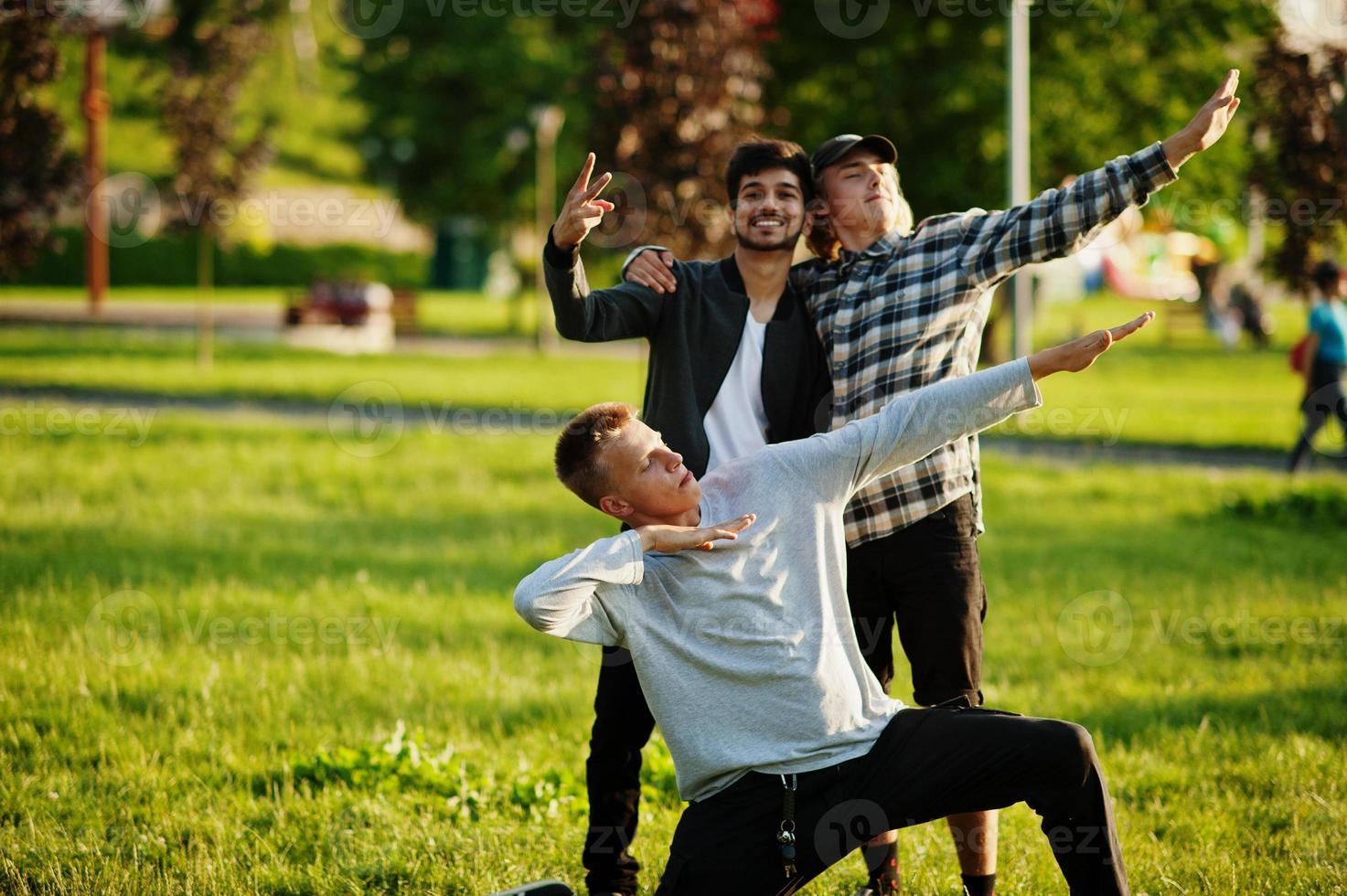 Drei multiethnische Jungs posierten im Freien. foto