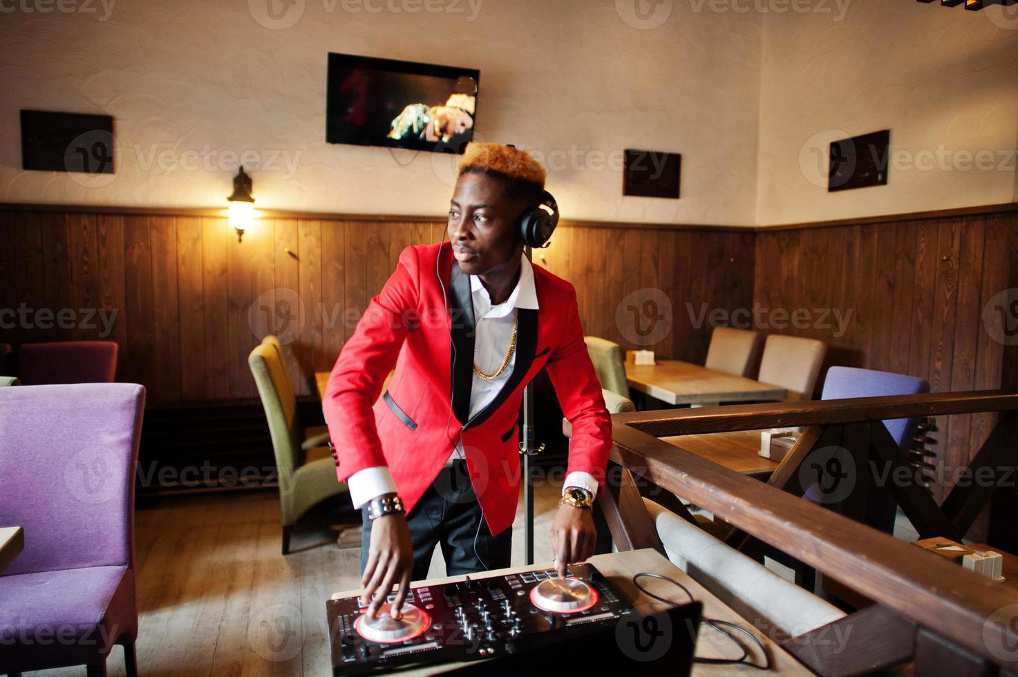 mode afroamerikaner mann modell dj im roten anzug mit dj-controller. foto