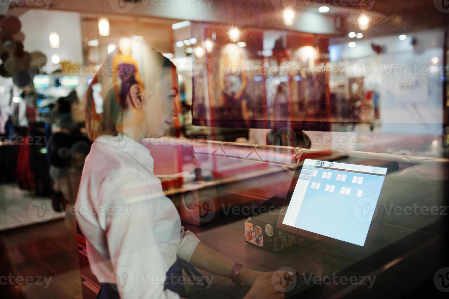 Kellnermädchen, das mit POS-Terminal oder Kasse im Café arbeitet. menschen und servicekonzept foto