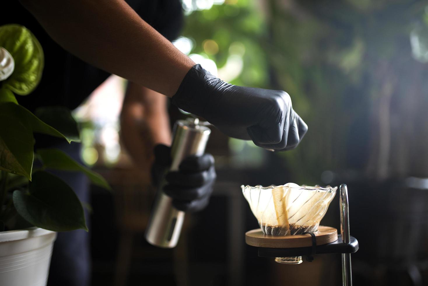 gießen Sie Kaffee von Hand aus Moka Pot Coffee. Café in Asien. foto