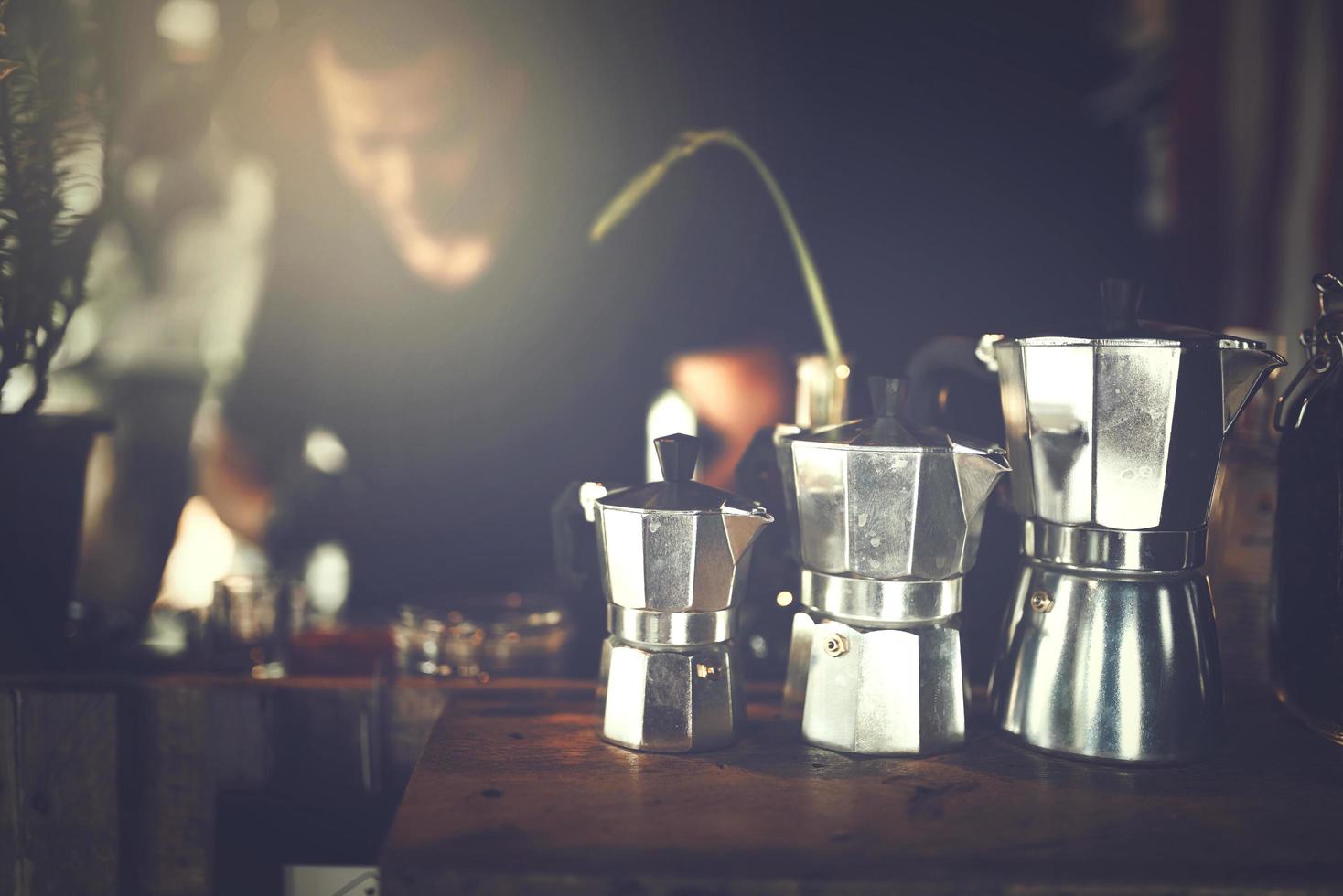 gießen Sie Kaffee von Hand aus Moka Pot Coffee. Café in Asien. foto