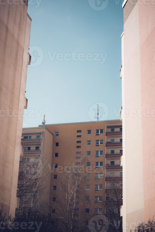 Blick zwischen Gebäuden eines Wohnblocks foto