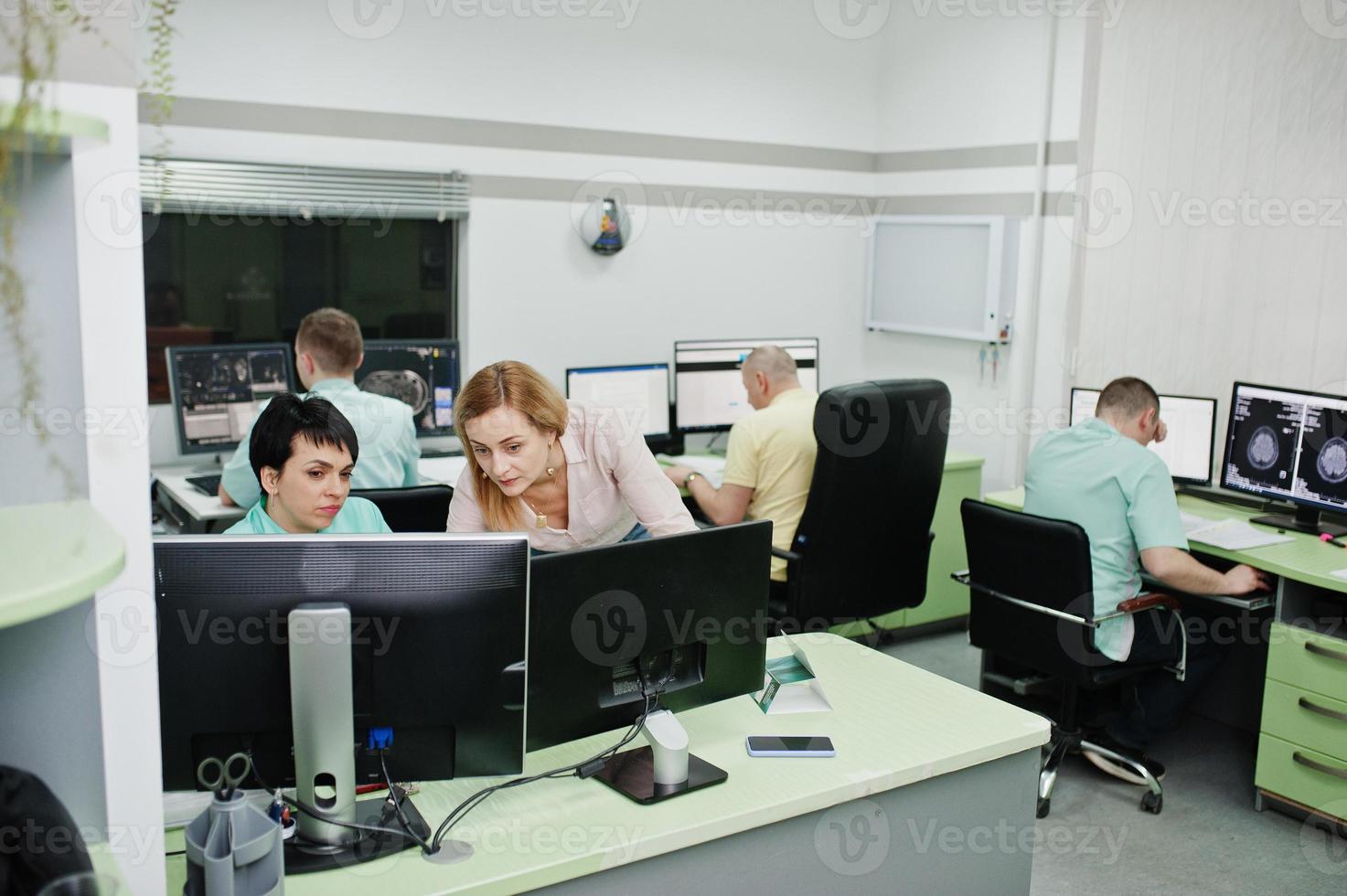 medizinisches Thema. Beobachtungsraum mit Computertomograph. Der Arzt berät den Patienten im MRT-Büro im Diagnosezentrum im Krankenhaus. foto