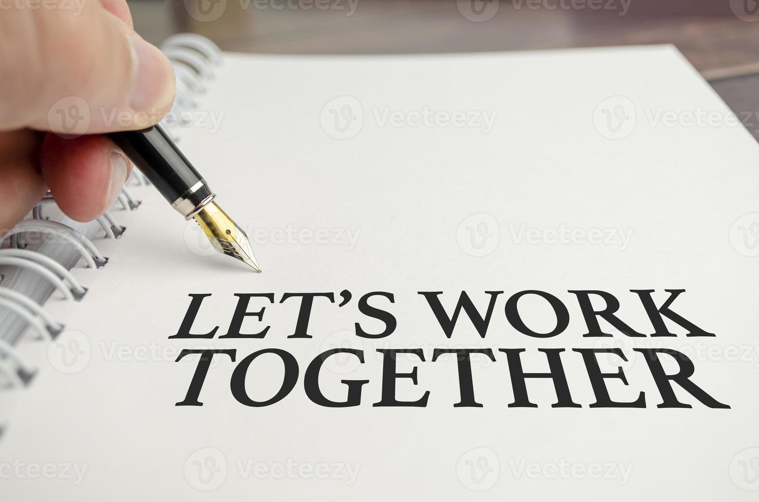 Lassen Sie uns zusammenarbeiten Wörter und Stift auf weißem Hintergrund foto