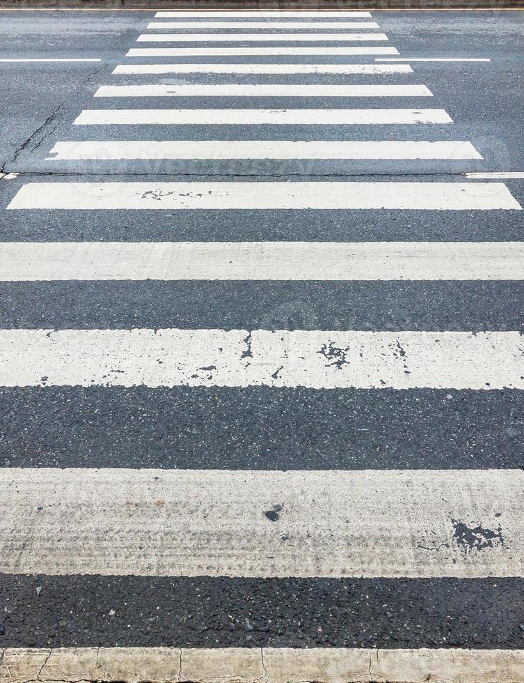 leerer Zebrastreifen mit dem schmutzigen Fleck. foto