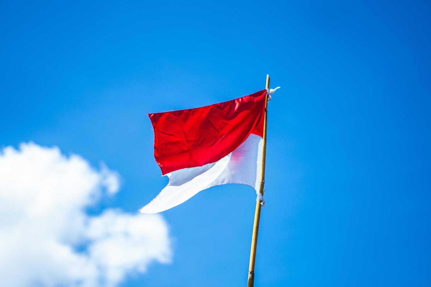 indonesische Flagge mit Himmelshintergrund foto