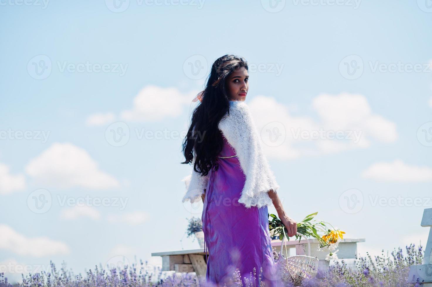 schöne indische Mädchen tragen Saree Indien traditionelles Kleid in lila Lavendelfeld. foto