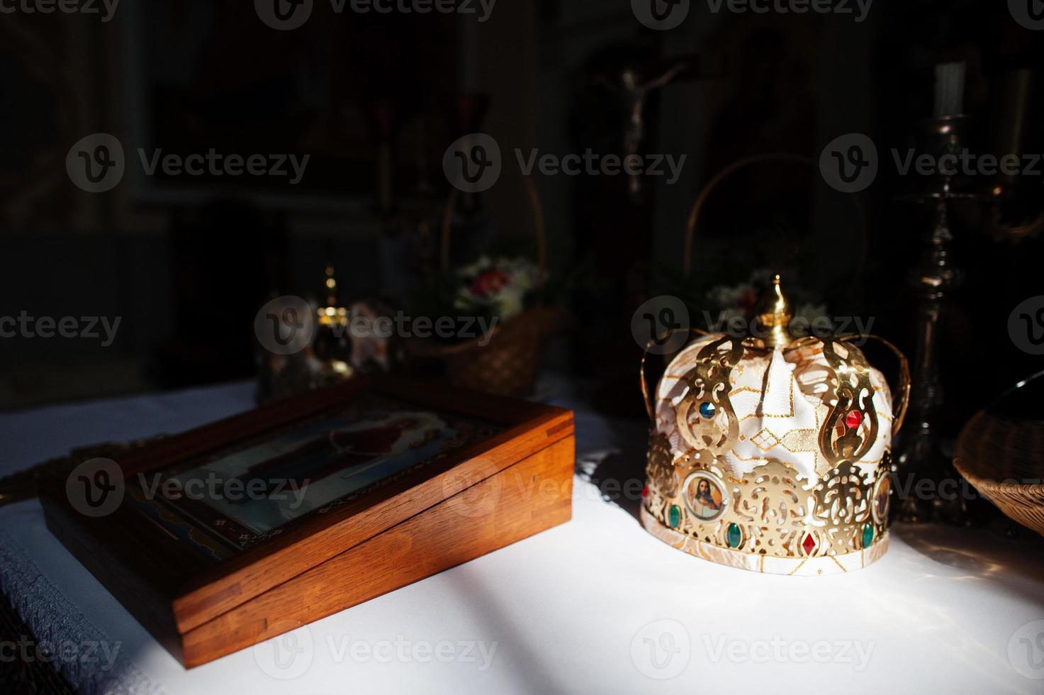 Hochzeitskrone in der orthodoxen Kirche bei der Zeremonie. foto