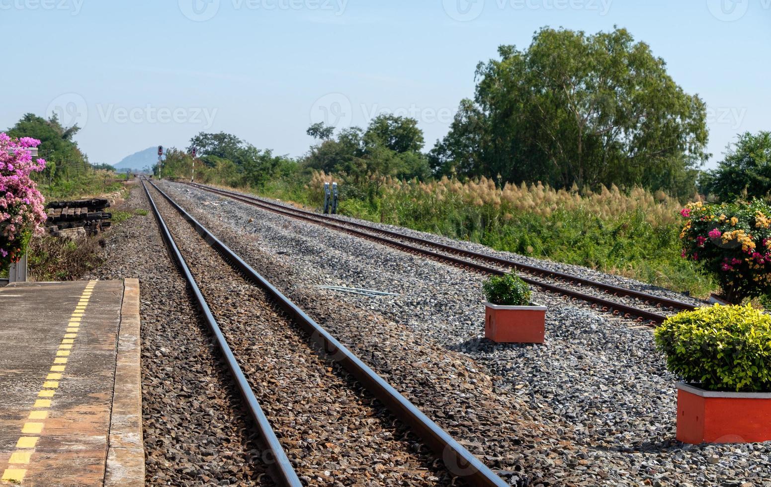 Perspektivischer Blick vom Bahnsteig zum Ampelmast im Rangierbahnhof. foto