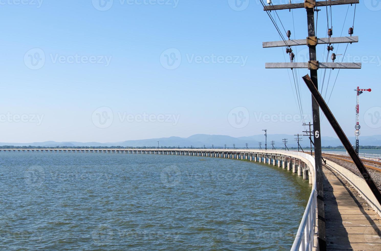 gebogene Betonbrücke der Bahnlinie entlang des Stausees. foto