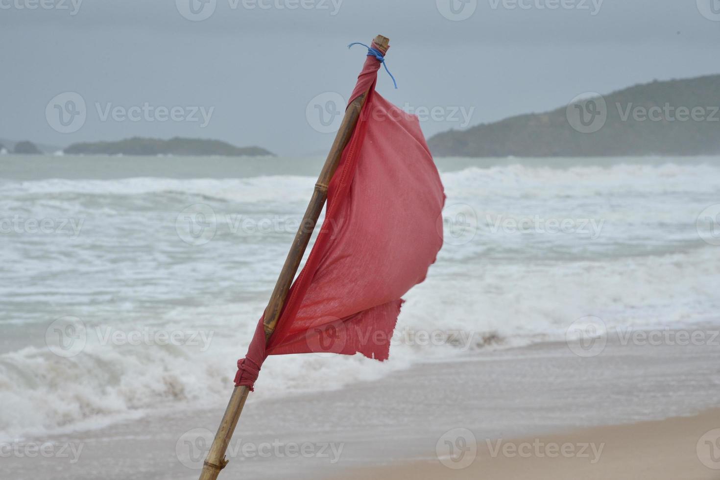 rote Fahne am Strand foto