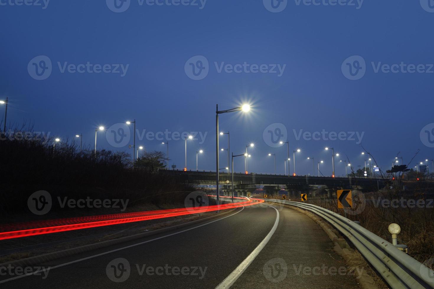 Ansicht der Flughafen-Frachtbürostation, Autobahn foto