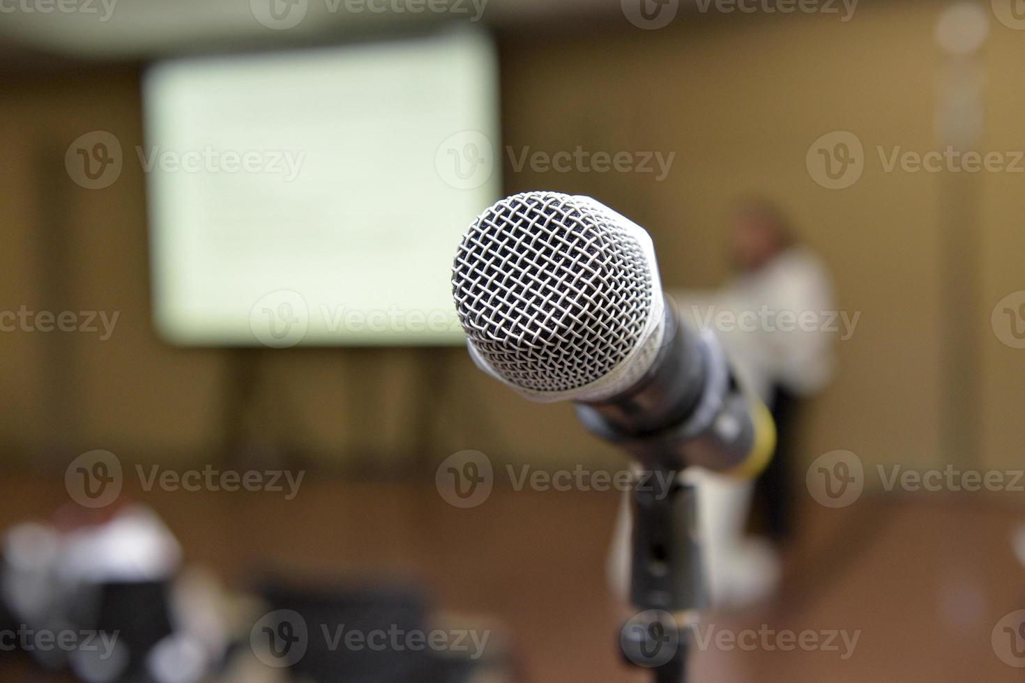 Mikrofon in einem unscharfen Hintergrundraum foto