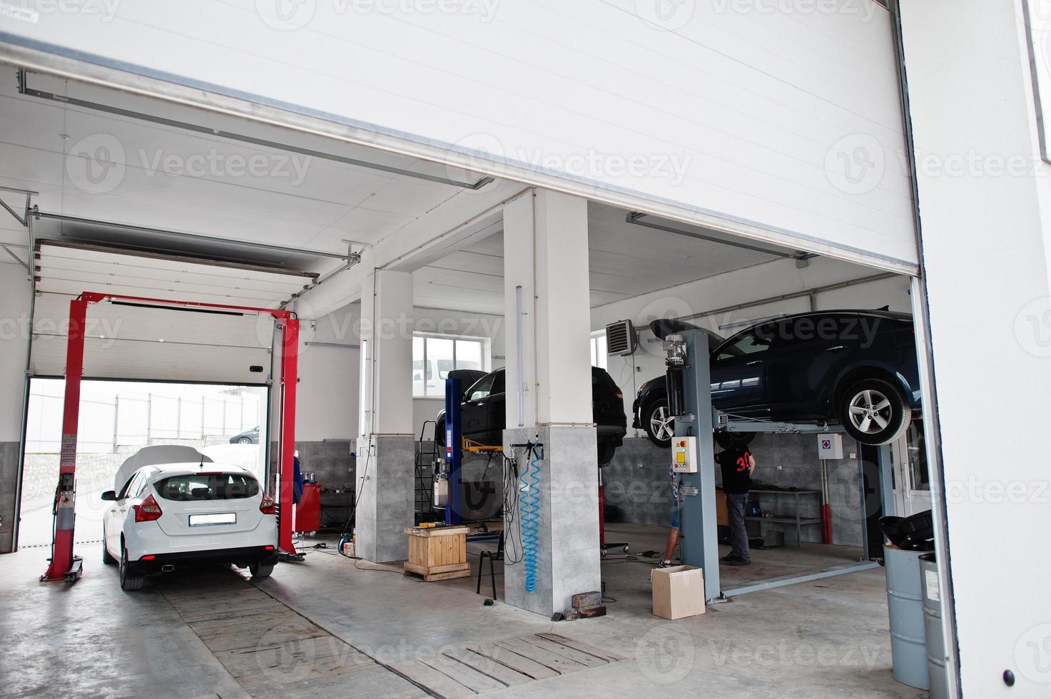 autos heben in der wartung an der garage service station. foto