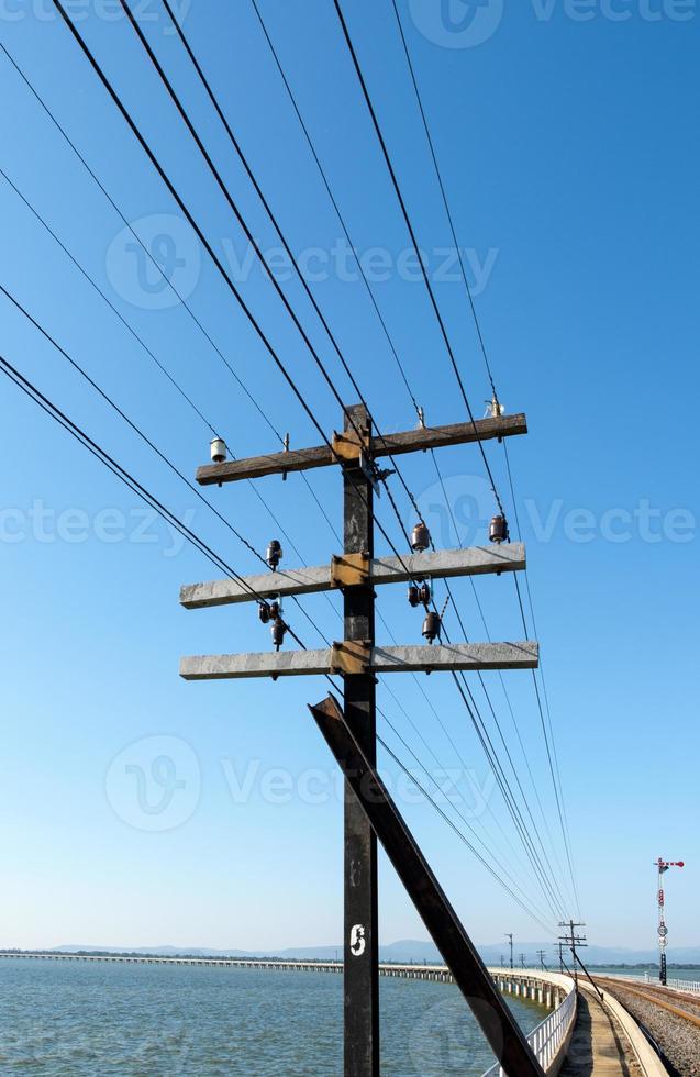 der Metallmast des Telegrafennetzes auf der Betonbrücke. foto