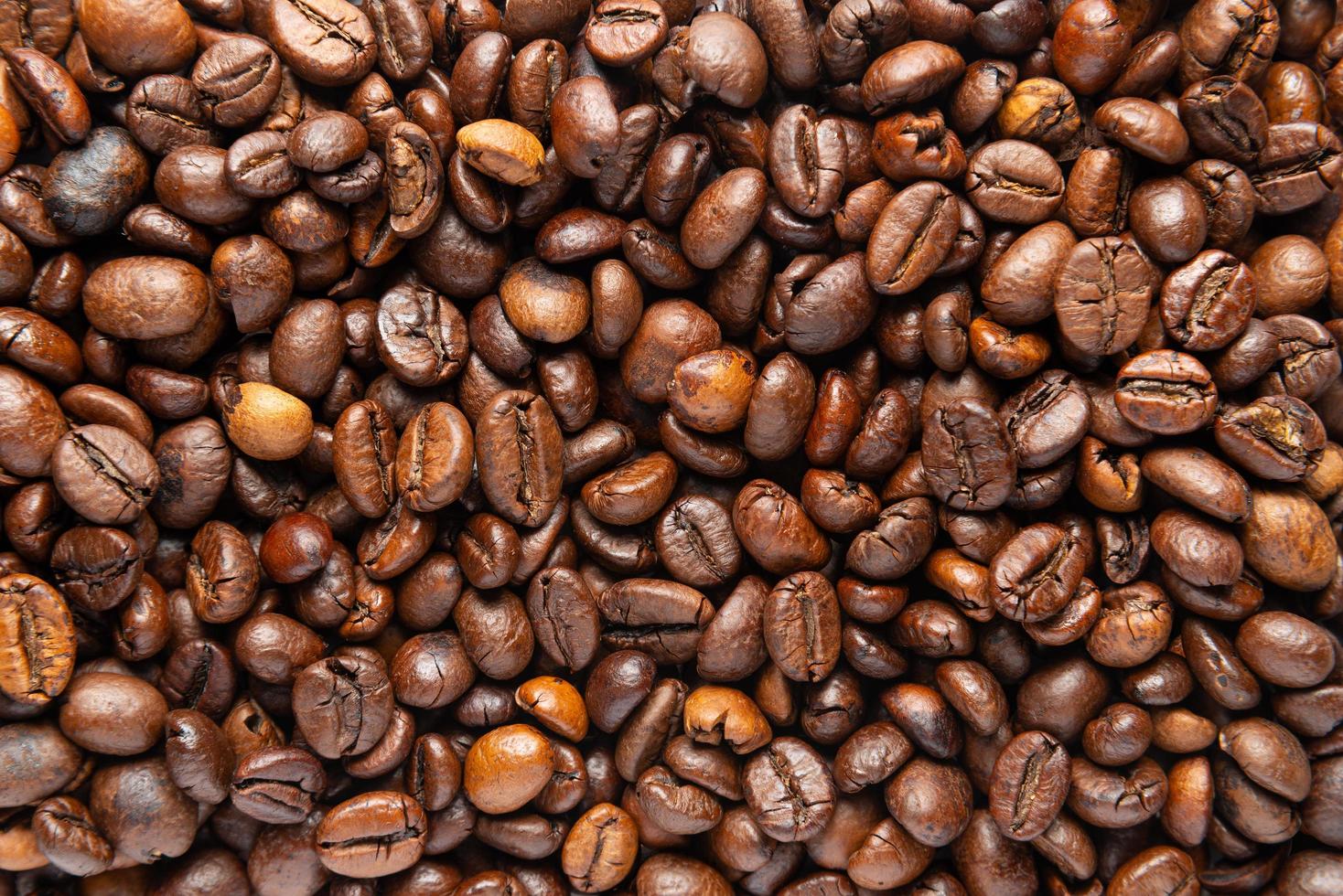 Hintergrund der gerösteten Kaffeebohnen hautnah. foto