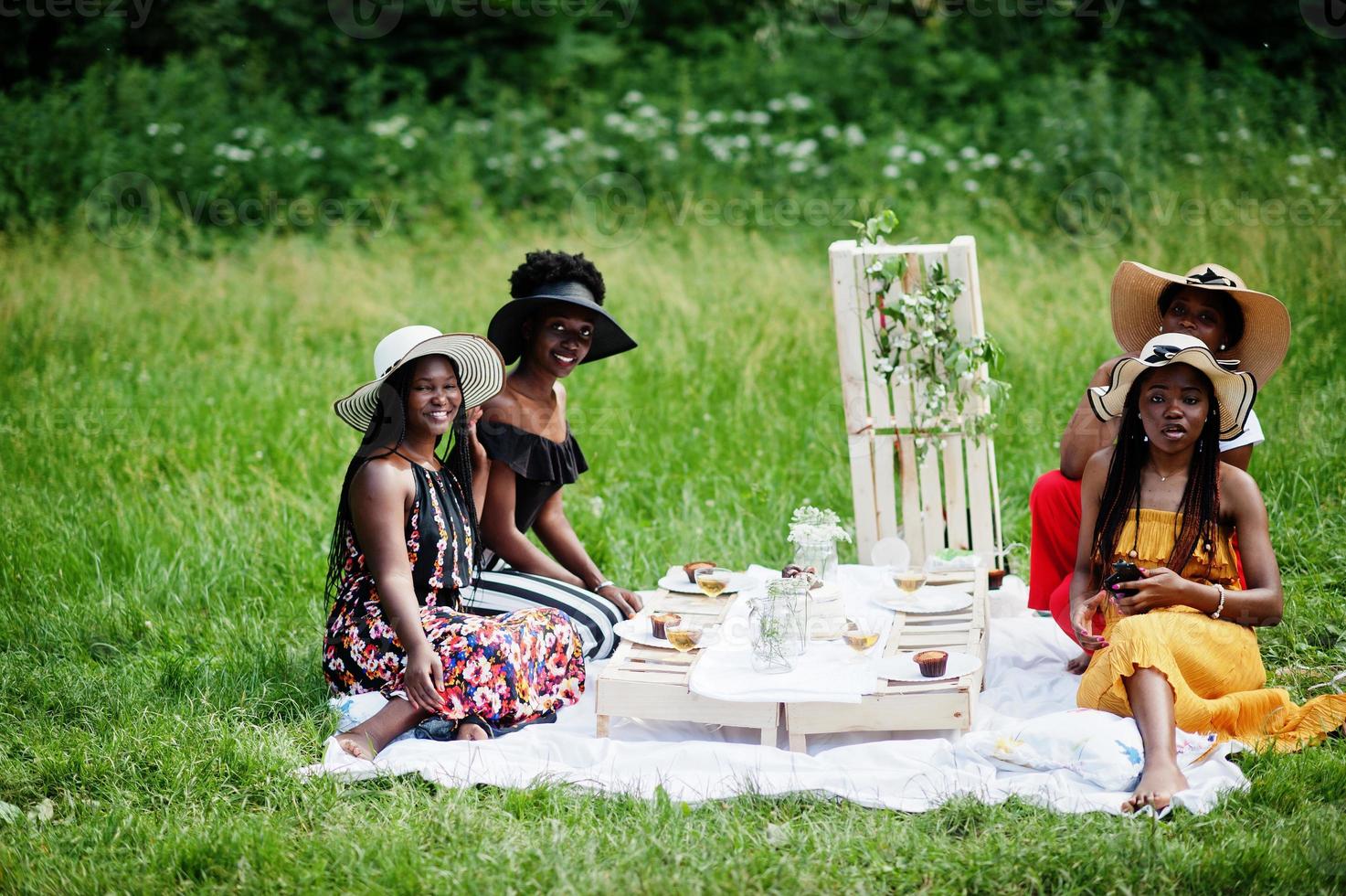 gruppe afroamerikanischer mädchen, die geburtstagsfeier im freien mit dekor feiern. foto