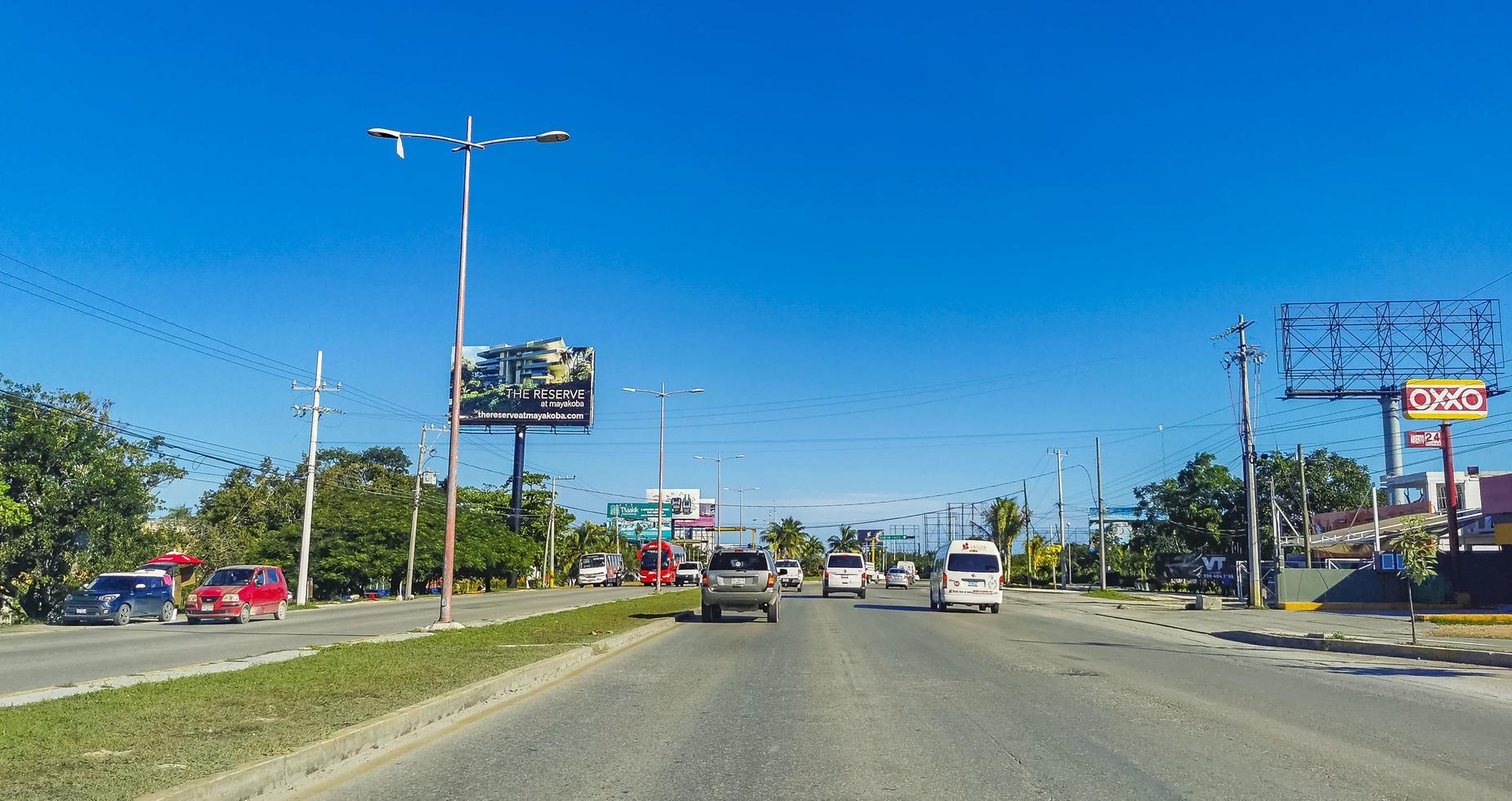 cancun quintana roo mexico 2022 typische straßenautos gebäude und stadtbild von cancun mexiko. foto