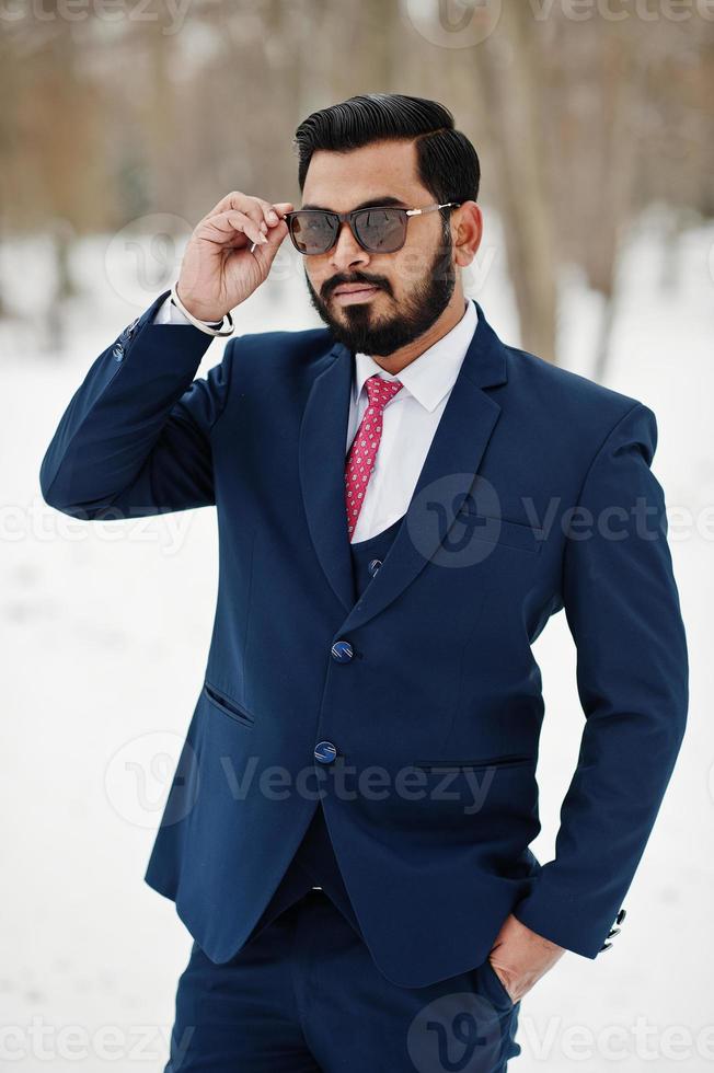 Stilvoller indischer Bart Geschäftsmann in Anzug und Sonnenbrille posierte am Wintertag im Freien. foto