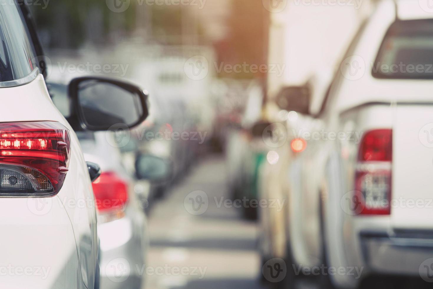 Luftautoparkplatz im Freien, hintere Autos in Reihenparken am Straßenrand. foto